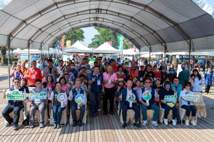 全國南區環境教育成果展　翁章梁拍賣再生家具萬元得標