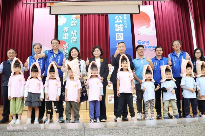 雲縣產官學合作再展成果　化回收膜材為地震防護頭套　守護學童