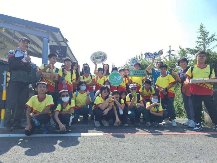 雲林食農教育深入在地 農業處領後埔國小師生探尋可可、酪梨及社區永續雞場 雲林食農教育深入在地 農業處領後埔國小師生探尋可可、酪梨及社區永續雞場