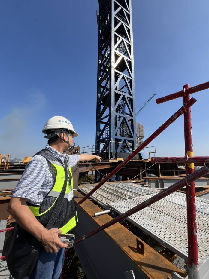 西屯私人建築工地軟管掉落 中市都發局勒令停工、加重裁罰3.6萬 西屯私人建築工地軟管掉落 中市都發局勒令停工、加重裁罰3.6萬