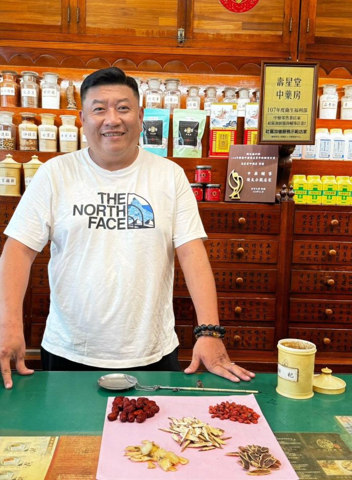 政府輔導中藥房轉型，是否離「藥」越來越遠？-——兩度獲衛福部示範店的高雄「壽星堂」中藥房