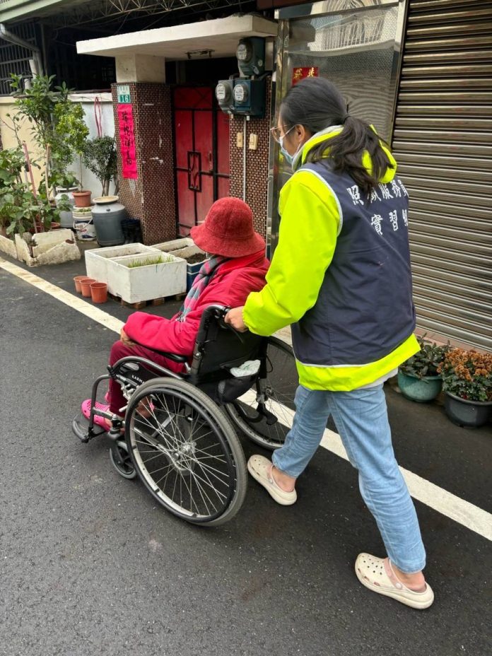 「助人又就業！」　嘉義縣培訓近400位民眾取得照服員證書