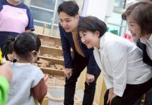 家長感動到紅眼框!木製桌椅開放學生免費領用 盧市長:持續努力改善孩子學習環境 家長感動到紅眼框!木製桌椅開放學生免費領用 盧市長:持續努力改善孩子學習環境