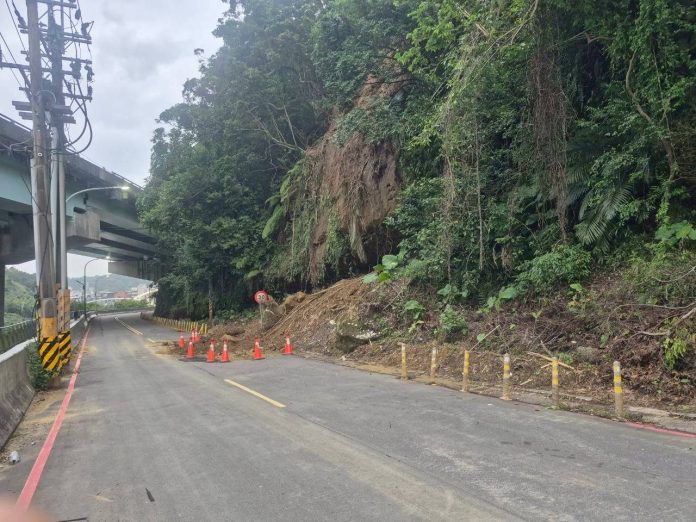 基隆暖暖邊坡坍方落石頻仍 工務處吊掛勘察防災 基隆暖暖邊坡坍方落石頻仍 工務處吊掛勘察防災