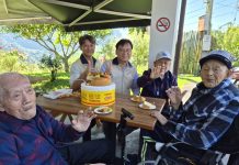 翻山送暖 高雄榮服處為錫安山百歲榮民獻上 最溫暖的生日祝福 翻山送暖 高雄榮服處為錫安山百歲榮民獻上 最溫暖的生日祝福