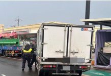 物流車拋錨於路中 和美警方及時伸手解危 物流車拋錨於路中 和美警方及時伸手解危