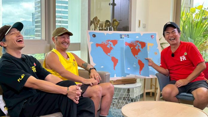 迎接11-週年五大洲拼圖完成-坤達在鏡頭前壓力好大