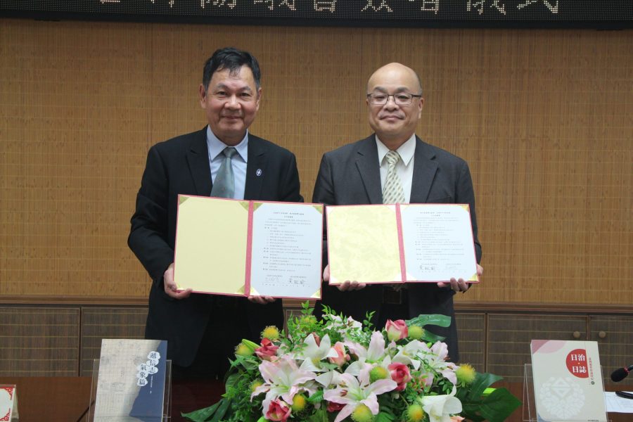 圖/中央氣象署提供中央氣象署呂國臣署長與國史館臺灣文獻館黃翔瑜館長簽署合作協議書