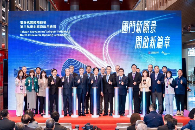 總統賴清德 行政院長卓榮泰 交通部長陳世凱及桃園市長張善政皆到場見證 總統賴清德、行政院長卓榮泰及交通部長陳世凱與工程團隊,勉勵主體航廈如期如質完成。