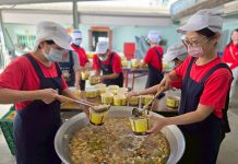 風災後走進偏鄉的第一聲問候:燭善善心會14年送餐不斷,陪伴、修補許多失落受傷的心 風災後走進偏鄉的第一聲問候:燭善善心會14年送餐不斷,陪伴、修補許多失落受傷的心