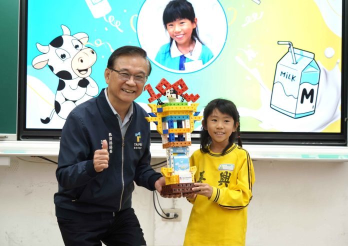 北市「鮮奶週報」百萬幸運兒出爐 教育局長驚喜贈送switch-2 北市「鮮奶週報」百萬幸運兒出爐 教育局長驚喜贈送switch-2