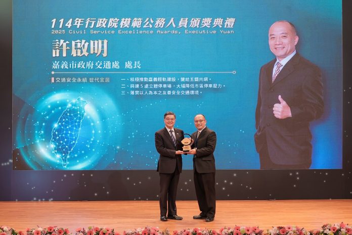 推動輕軌、停車場與路網革新 嘉義市交通處長獲選模範公務員 推動輕軌、停車場與路網革新 嘉義市交通處長獲選模範公務員