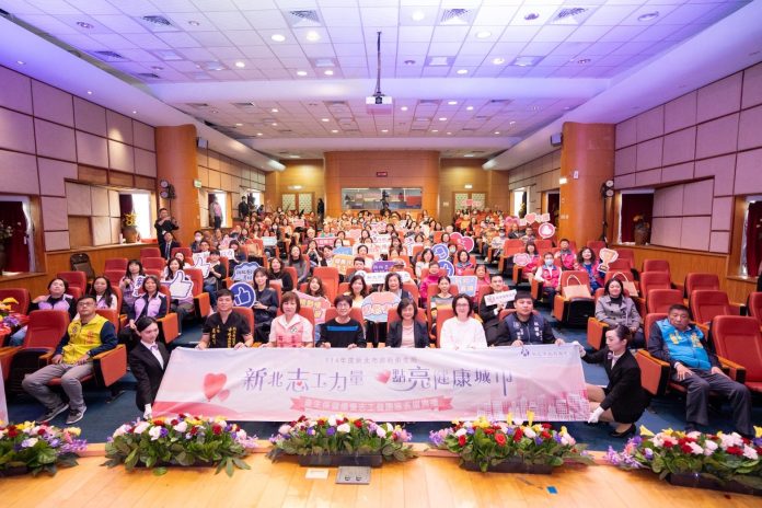 新北市衛生保健志工服務逾500萬人次，衛生局長陳潤秋頒獎表揚