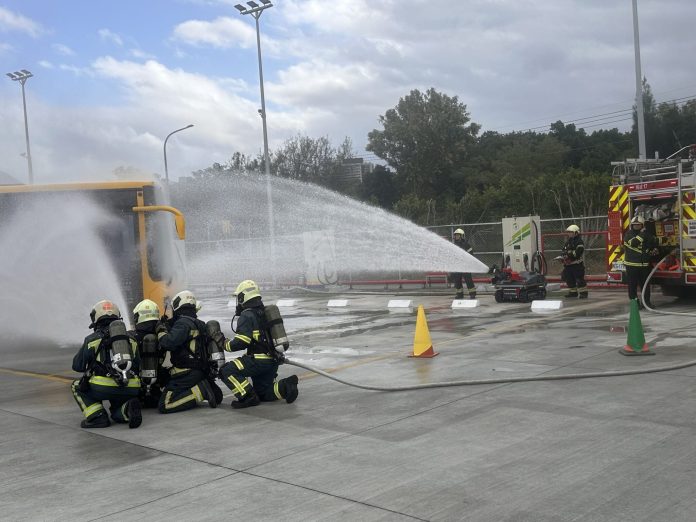 電動公車火警模擬上場！北市跨局處操演充電樁與行駛起火應變