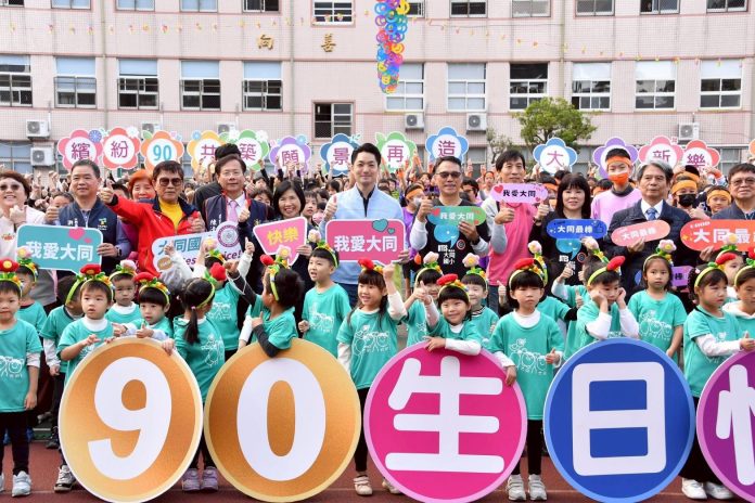 蔣萬安連趕兩校慶 宣布生生喝鮮奶將擴大至國中 蔣萬安連趕兩校慶 宣布生生喝鮮奶將擴大至國中