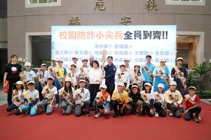 嘉義市長黃敏惠攜手防詐小尖兵 數位偵探遊戲教學生識破詐騙 嘉義市長黃敏惠攜手防詐小尖兵 數位偵探遊戲教學生識破詐騙