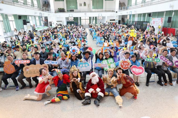慢飛天使歡聚慶耶誕 投縣王副縣長 溫馨送禮獻祝福 慢飛天使歡聚慶耶誕 投縣王副縣長 溫馨送禮獻祝福