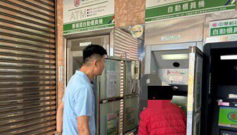 普發一萬元不會領 和美暖警貼心教學助婦人 普發一萬元不會領 和美暖警貼心教學助婦人