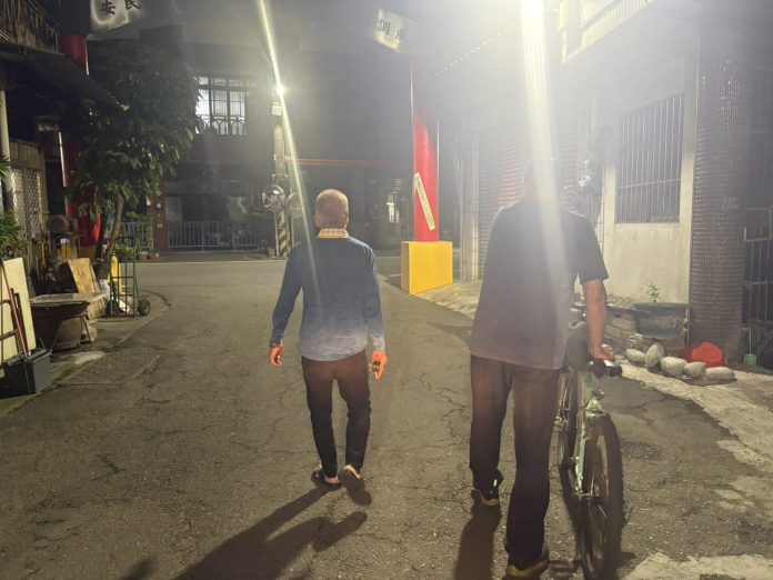 員林警化身「暖心護送員」　陪迷途老翁平安返家