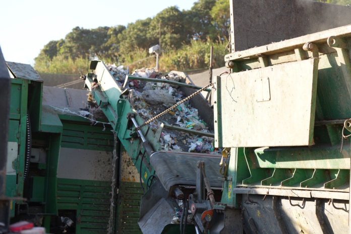 中市環保局啟動分選打包計畫 大里掩埋場裸露垃圾加速清除、改善環境品質 中市環保局啟動分選打包計畫 大里掩埋場裸露垃圾加速清除、改善環境品質