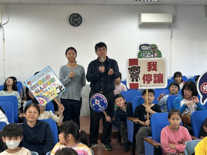 北斗分局深入陸豐國小 宣導交通安全與防詐知識 守護學童平安 北斗分局深入陸豐國小 宣導交通安全與防詐知識 守護學童平安