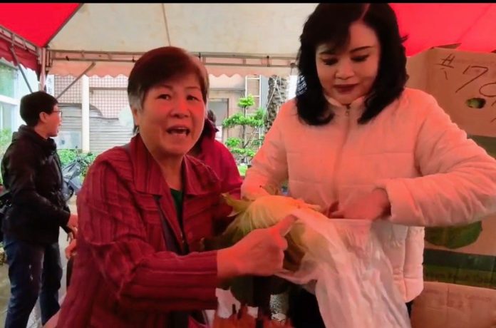 讓菜農不愁、市民加菜！白右筠捐千顆高麗菜傳遞基隆溫情
