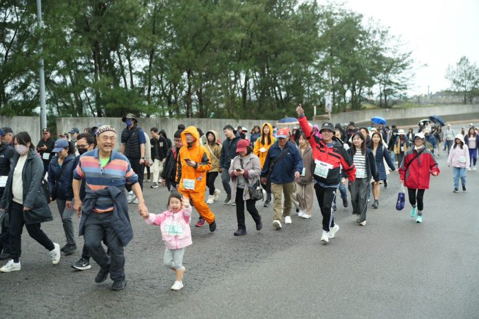 美麗金山走跑活動千人響應　風雨中跑在最美金山線