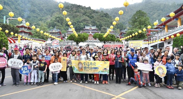 「幸福南投齊步走」在埔里地母廟盛大登場 千人健行、音樂市集 用幸福步調行銷南投魅力 「幸福南投齊步走」在埔里地母廟盛大登場 千人健行、音樂市集 用幸福步調行銷南投魅力