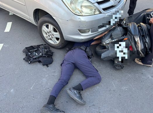 驚險瞬間！機車側柱「卡死」轎車底　和美警消與熱心民眾聯手救援解除危機