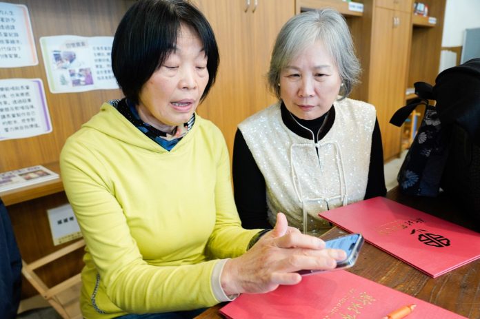 生活大小事離不開手機和app 新北培訓數位陪伴員 提升長輩數位能力 生活大小事離不開手機和app 新北培訓數位陪伴員 提升長輩數位能力