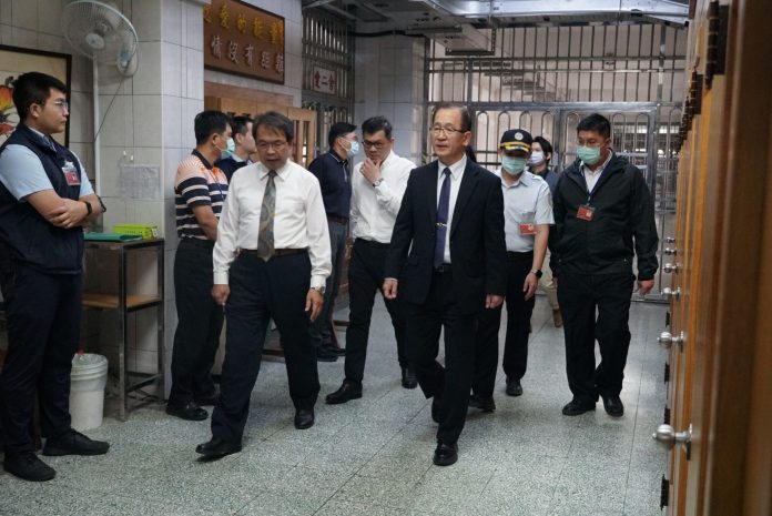 矯正署長訪視高二監,送上蘋果祝福平安!-高層訪視與基層心聲之間的距離? 矯正署長訪視高二監,送上蘋果祝福平安!-高層訪視與基層心聲之間的距離?