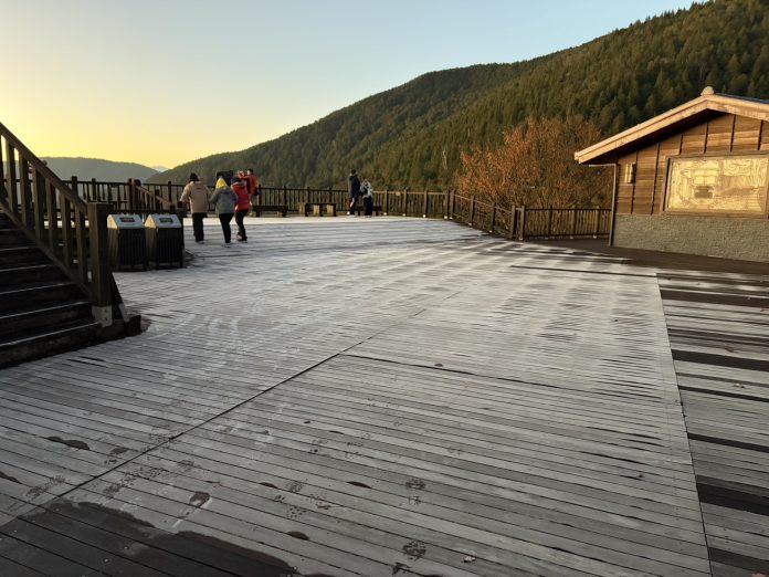 太平山氣溫4度山莊木棧台結霜 遊客雪白世界喜迎日出 太平山氣溫4度山莊木棧台結霜 遊客雪白世界喜迎日出