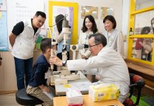 嘉義市掌握5歲黃金檢查期 啟動入園散瞳視力篩檢 家長陪檢守護視力 嘉義市掌握5歲黃金檢查期 啟動入園散瞳視力篩檢 家長陪檢守護視力