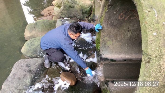 暖暖溪赫見白色泡沫 環保局急布攔油索避免污染物逸散 暖暖溪赫見白色泡沫 環保局急布攔油索避免污染物逸散