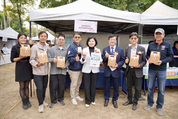 益生菌技術助水稻田減碳 雲林縣推動低碳稻作計畫 攜手青農與企業實踐農業減碳 打造永續農業新典範 益生菌技術助水稻田減碳 雲林縣推動低碳稻作計畫 攜手青農與企業實踐農業減碳 打造永續農業新典範