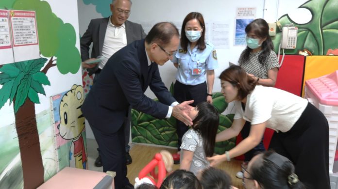 聖誕前夕的一份溫柔：矯正署長走進高女監，關懷同仁也牽掛「孩子的明天」