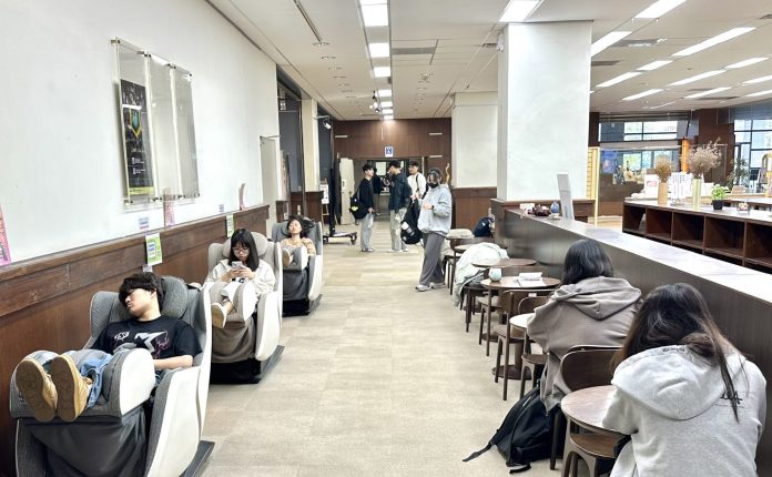 從大學生到長者都淪陷!暨大圖書館「按摩椅」 圈粉無數 從大學生到長者都淪陷!暨大圖書館「按摩椅」 圈粉無數