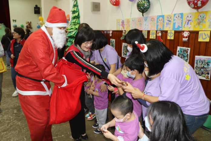 新北自閉症潛能中心聖誕星宴趴　看見聖誕老公公星兒興奮迎接