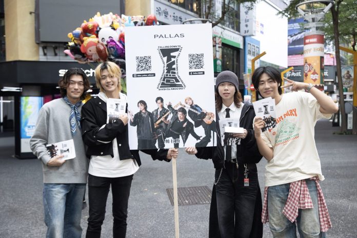 帕拉斯-pallas-師奶殺手潛力股-賣專輯被婆媽包圍合照簽名樣樣來