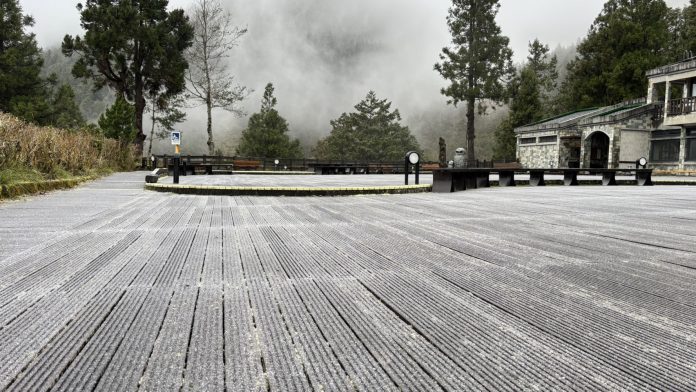 冷氣團發威太平山降冰霰 遊客熱血沸騰 冷氣團發威太平山降冰霰 遊客熱血沸騰