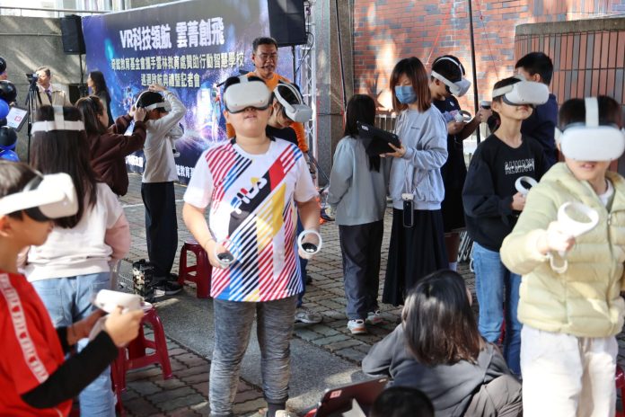 「vr-科技領航-雲菁創飛」-副縣長謝淑亞致謝奇鋐教育基金會力挺「行動智慧學校」巡迴雲林　助偏鄉孩子與科技潮流接軌