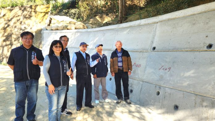 豪雨災後復建到位-東勢區隆興里農路擋土牆修復完成 民政局長:保障農產運輸與通行安全 豪雨災後復建到位-東勢區隆興里農路擋土牆修復完成 民政局長:保障農產運輸與通行安全