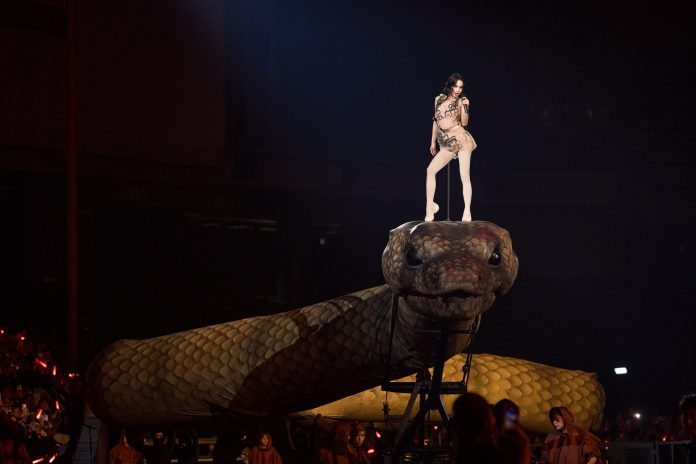 jolin召喚「慾望巨蟒」繞場巡禮-親自構思「愉悅宇宙」五大章節演唱會寓言故事