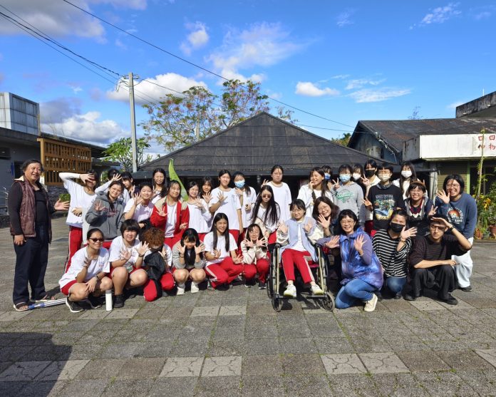 「愛的循環・逆風同行-五味屋元旦特賣會」-邀請受災鄉親散心尋寶免費-由花女學生服務學習完成準備工作