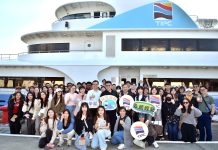 臺灣港務公司偕大學 交流港口永續發展 圖/港務公司提供,港務公司邀請新加坡社科大學及高雄科技大學師生搭貴賓船,體驗高雄港在地風光,王錦榮總經理(第二排手持TIPC圓形牌)熱情接待