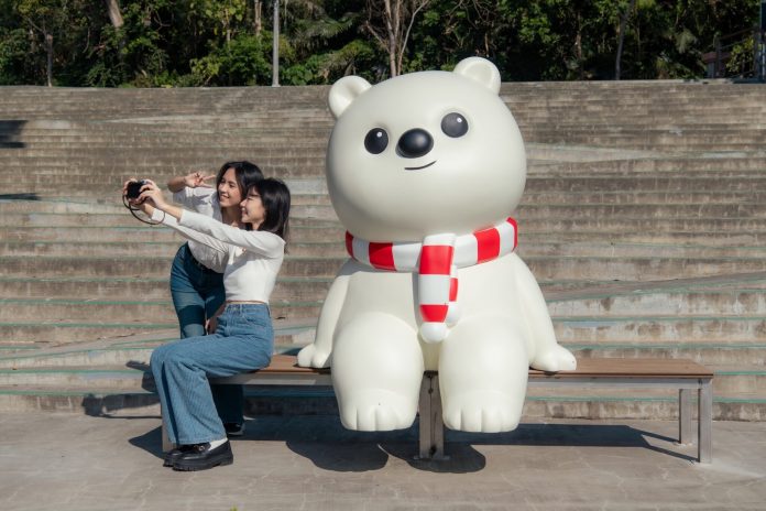 湖畔萌熊報到！蘭潭姊妹亭「大白熊」成嘉義最新拍卡熱點