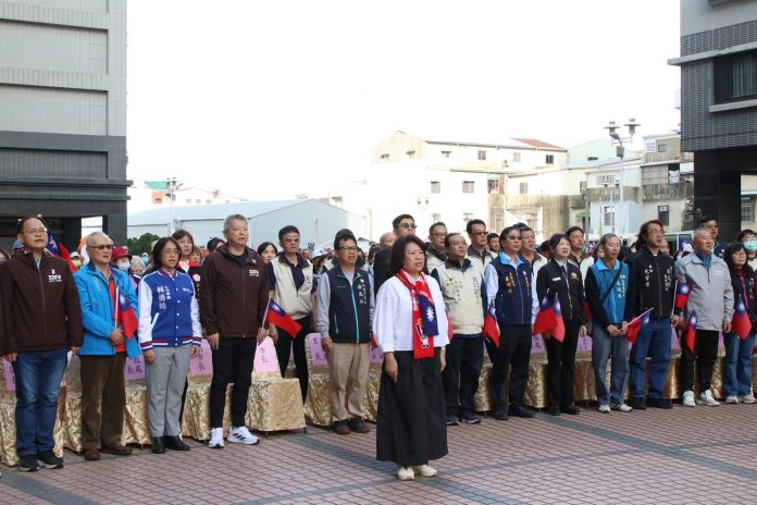 黃敏惠參加經國、精忠新城元旦升旗　陪伴佛光寶寶迎新年