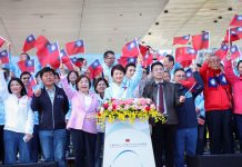 88位城市英雄護旗!台中元旦升旗「全國最大國旗」登場 盧市長:任期最後一年全力以赴 持續建設台中、照顧市民 88位城市英雄護旗!台中元旦升旗「全國最大國旗」登場 盧市長:任期最後一年全力以赴-持續建設台中、照顧市民