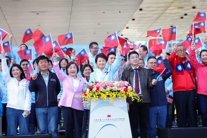 88位城市英雄護旗！台中元旦升旗「全國最大國旗」登場　盧市長：任期最後一年全力以赴-持續建設台中、照顧市民