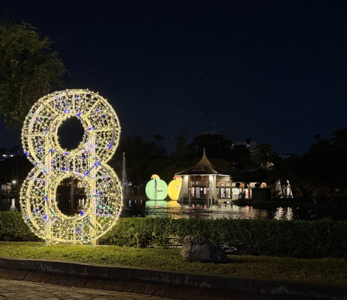 「8」字燈飾閃耀夜空！　中市建設局點亮五大公園迎接2026全城開趴